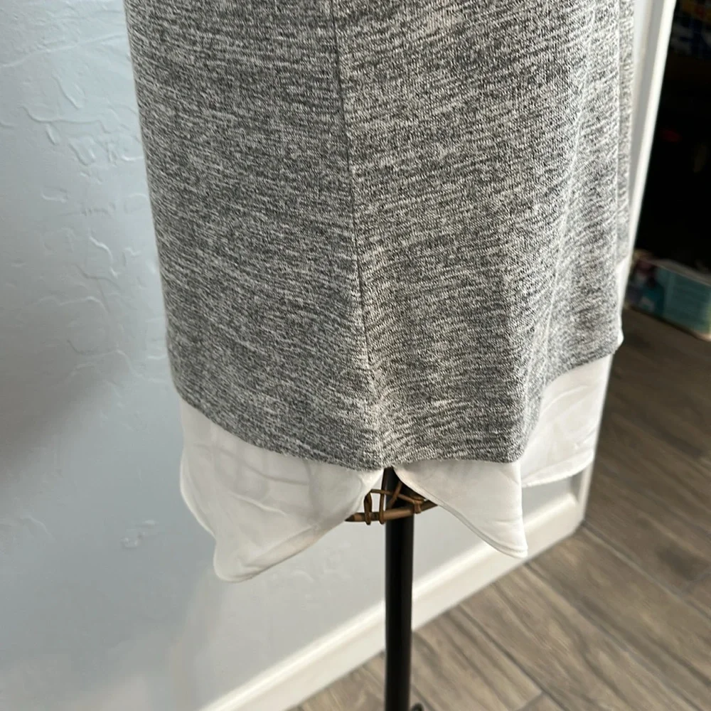 Banana Republic Gray and White Sleeveless Top. Size MP. - Picture 3 of 7